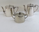 Três (03) peças para chá e café em metal espessurado a prata sendo: Bule para café ( Marcado Spam 90), açucareiro ( Spam) e bule de chá ( Bel prata 13 cm).
