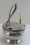 Uma (1) queijeira ou farinheira em metal espessurado a prata , tampa com abertura basculante e articulada, interior com recipiente em polímero, marca BELPRATA 90. Med. 16 cm alt.