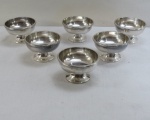 FRACALANZA - Seis taças para sorvete, metal espessurado a prata, em suas bordas decoração de frisos e fitas cruzadas, pé e bojo lisos. Marca da Manufatura no fundo. Alt. 5 x diam. 9,5cm.