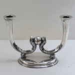 EBERLE- Candelabro para duas velas Art Decó em metal espessurado a prata. Necessita polimento. Med. 20 cm alt x 26 cm largura.