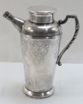 PRATA RÉGIA 90- Antiga coqueteleira confeccionada em metal espessurado a prata, formato cônico, alça trabalhada, corpo com detalhes cinzelados, estilo vintage década 60. med. 23 cm alt.