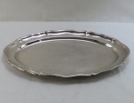 WOLFF- Grande travessa oval em metal espessurado a prata, fundo liso, borda ondulada. Med. 35 x 49 x 34 cm.