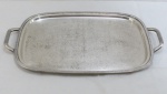 AUREA- Bandeja oval em metal espessurado a prata, fundo cinzelado, alças e bordas frisadas. Med. 48 x 32 cm entre alças.