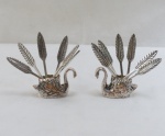 VINTAGE Déc 60- Par de porta espetos para petiscos, base no formato de cisne, com seis espetos cada no formato de pena. Med. espetos 8,5 cm.