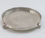 Salva redonda em metal espessurado a prata, laterais vazadas e cinzeladas com florais. Apoiada sobre três pés em flores. Med 3 x 21 cm.. Peso 215 gramas.