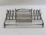 RIVA - Porta-talher em metal espessurado a prata com base de acrílico  acomoda convenientemente 60 peças: 12 facas de mesa, 12 garfos de mesa, 12 garfos de sobremesa, 12 colheres de sobremesa, 12 garfos de sobremesa, 12 colheres de mesa. Med. 9 x 28 x 22 cm.
