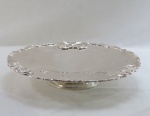 COLONIE- Belíssimo Centro de mesa/Fruteira em metal espessurado a prata, base redonda alta, fundo cinzelado em florais, bordas com guirlandas , folhagens  e volutas em relevo. Estilo Português.  Marcado. Med. 7 x 35 cm diâmetro. EXCELENTE ESTADO.