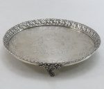 PRATA- Salva redonda de  prata portuguesa contraste Javali, , laterais vazadas e cinzeladas com florais, base tripóide em guirlandas e florais. Med 3,5 x 22 cm.. Peso 344 gramas.