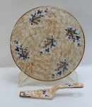 MAUÁ-TRENZINHO Déc 60 -Antigo conjunto para bolo em cerâmica, ricamente policromada e decorada com flores, constando grande prato e espátula. Med. 30 cm diâmetro. e 25 cm diâmetro. Prato com mínimo bicado na borda interna.