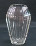MOSER, Karlovy Vary (1911), Czechoslovakia, Vaso decorativo Vintage em bloco de cristal com lapidação facetada em gomos. Moser reconhecido mundialmente por sua pureza excepcional e brilho sem chumbo. Marcado MOSER / KARLOVY VARY / MADE IN CZECHOSLOVAKIA. Med. 20 x 12,5 cm.
