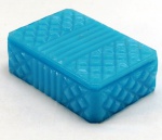 Caixa porta jóias em opalina na cor azul turquesa, decorada em relevo texturizado geométrico, possivelmente francesa. Med. 4 x 13 x 9 cm.