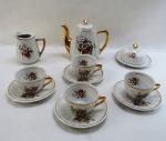 CIDAMAR RAMI- Conjunto para chá em porcelana na cor branco decorado com florais e dourações, composto de bule de chá ( 15 cm alt), cremeira, mantegueira e quatro xícaras de chá com seus pires. Total 07 peças. Com mínimo desgaste na douração ( VIDE FOTO).
