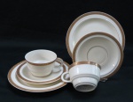 VISTA ALEGRE PORTUGAL - Par de trios para chá em fina porcelana portuguesa Art Deco em porcelana portuguesa na cor marfim, decorado com faixas florais em dourado,. Composto por prato de pão, xícara para chá e seu respectivo pires. Medidas prato para bolo 18 cm diâmetro, xícara 14 cm diâmetro, xícara 8,5 cm diâmetro.
