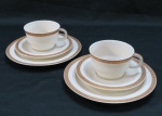 VISTA ALEGRE PORTUGAL - Par de trios para chá em fina porcelana portuguesa Art Deco em porcelana portuguesa na cor marfim, decorado com faixas florais em dourado,. Composto por prato de pão, xícara para chá e seu respectivo pires. Medidas prato para bolo 18 cm diâmetro, xícara 14 cm diâmetro, xícara 8,5 cm diâmetro.