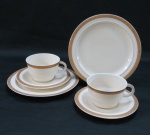 VISTA ALEGRE PORTUGAL - Par de trios para chá em fina porcelana portuguesa Art Deco em porcelana portuguesa na cor marfim, decorado com faixas florais em dourado,. Composto por prato de pão, xícara para chá e seu respectivo pires. Medidas prato para bolo 18 cm diâmetro, xícara 14 cm diâmetro, xícara 8,5 cm diâmetro.