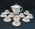 VISTA ALEGRE PORTUGAL - Conjunto para café com grande bule e dez xícaras com seus pires em fina porcelana portuguesa Art Deco na cor marfim, decorado com faixas florais em dourado,. Bule com pequeno fio de cabelo.
