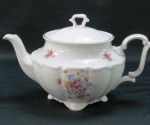 C.T. TIELSCH WALBRZYCH. POLAND - Bule para chá em porcelana branca vitrificada, moldada na pasta, com pintura de flores e folhagens em policromia., frisos dourados Med.:16 cm diâmetro. Tampa adaptada.
