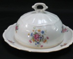 C.T. TIELSCH WALBRZYCH. POLAND - Mantegueira em porcelana branca vitrificada, moldada na pasta, com pintura de flores e folhagens em policromia., frisos dourados Med.:11 x 18 cm.