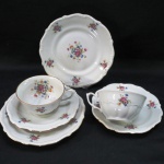 C.T. TIELSCH WALBRZYCH. POLAND - Par de trios em porcelana branca vitrificada, moldada na pasta, com pintura de flores e folhagens em policromia., frisos dourados Meds: prato para bolo 17,5 cm, xícara 5 x 10 cm, pires 14,5 cm.