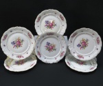 KPM MADE IN POLAND- Seis (06) pratos rasos em porcelana polonesa, manufatura KPM. moldada na pasta em guirlandas, borda com rosáceas e friso dourado. Med. 24 cm diâmetro.