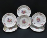 KPM MADE IN POLAND- Seis (06) pratos rasos em porcelana polonesa, manufatura KPM. moldada na pasta em guirlandas borda com rosáceas e friso dourado. Med. 24 cm diâmetro.