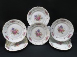 KPM MADE IN POLAND- Seis (06) pratos rasos em porcelana polonesa, manufatura KPM. moldada na pasta em guirlandas borda com rosáceas e friso dourado. Med. 24 cm diâmetro.