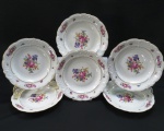 KPM MADE IN POLAND- Seis (06) pratos fundos em porcelana polonesa, manufatura KPM. moldada na pasta em guirlandas borda com rosáceas e friso dourado. Med. 24 cm diâmetro.