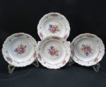 KPM MADE IN POLAND- Quatro (04) pratos fundos em porcelana polonesa, manufatura KPM. moldada na pasta em guirlandas borda com rosáceas e friso dourado. Med. 24 cm diâmetro.