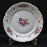 KPM MADE IN POLAND- Grande medalhão em porcelana polonesa, manufatura KPM. moldada na pasta em guirlandas borda com rosáceas e friso dourado. Med. 32 cm diâmetro.