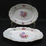 KPM MADE IN POLAND- Travessa oval  e uma azeitoneira em porcelana polonesa, manufatura KPM. moldada na pasta em guirlandas borda com rosáceas e friso dourado. Med. travessa 24 x 17 cm- azeitoneira 25 x 14 cm.