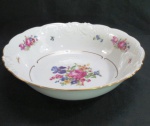 KPM MADE IN POLAND- Uma arrozeira funda em porcelana polonesa, manufatura KPM. moldada na pasta em guirlandas borda com rosáceas e friso dourado. Med. 8 x 26,5 cm.
