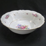 KPM MADE IN POLAND- Uma saladeira em porcelana polonesa, manufatura KPM. moldada na pasta em guirlandas borda com rosáceas e friso dourado. Med. 6 x 24 cm. Mínimo bicado na borda.