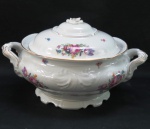 KPM MADE IN POLAND-  Grande e imponente sopeira em porcelana polonesa, manufatura KPM. moldada na pasta em guirlandas borda com rosáceas e filetes a ouro. Med.20 x 33 cm entre alças. Pega da tampa necessita restauro.