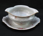 KPM MADE IN POLAND-  Molheira com presentoir  em porcelana polonesa, manufatura KPM. moldada na pasta em guirlandas borda com rosáceas e filetes a ouro. Med.8 x 20 x 18 cm.