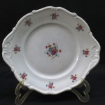 C.T. TIELSCH WALBRZYCH. POLAND - Prato para bolo em porcelana branca vitrificada, moldada na pasta,borda moldada na pasta em guirlandas. Med. 27 cm entre alças.