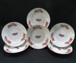 SANGO TOKI- Seis (06) pratos fundos em porcelana japonesa branca , decorado com florais, borda com frisos dourado. Marcado Sango Toki Co.Ltda Nagoya Japan. Med. 23 cm.