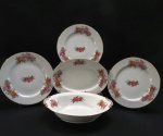 SANGO TOKI- Cinco (05) peças em porcelana japonesa branca , decorado com florais, borda com frisos dourado., composto de Três pratos rasos ( 23,5 cm), uma travessa oval ( 26,5 x 28,5) e uma tigela oval ( 7 x 28 x 20 cm) Marcado Sango Toki Co.Ltda Nagoya Japan.