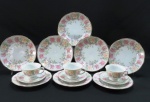 SCHMIDT- Quatorze (14) peças em porcelana branca decorada com rosáceas e frisos dourado, sendo oito pratos para bolo ( 19 cm diâmetro)três xícaras para chá com pires.