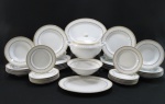 RISERVA - Antigo Aparelho de jantar em porcelana fina SMART HOME estilo Art Decot, borda decorada com faixas geométricas em alto relevo  e detalhes policromados sobre fundo branco constando de: doze pratos rasos ( 27 cm diâmetro), doze pratos fundos ( 21,5 cm), doze pratos de sobremesa ( 19 cm diâmetro), duas sovais ( 36 x 6 cm, 31 x 23 cm ), tigela/saladeira (6,5 x 23 cm), grande sopeira 18 x 30 cm diâmetro entre alças. Total 40 peças.