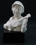 CAPODIMONTE- VINTAGE- Escultura de biscuit representando busto Ragazzo com guitarra, apoiada sobre base de madeira preta; Selado na base. Med. 20 cm alt.