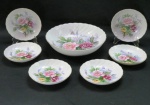 SHOFU CHINA- Déc. 1950- Grande saladeira com seis saladeirinhas em porcelana moldada na pasta em gomos, ricamente decorada com rosáceas em policromia, borda com frisos dourado. Med. 6,5 x 23 cm-  saladeirinhas 14 cm diâmetro. Marcada Shofu China Made in Japan Hand Painted.