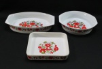 Três (03) travessas refratárias em porcelana branca, centro e laterais decorado com flores em policromia. Medidas oval 5 x 32 cm- redonda 25 cm diâmetro- quadrangular 22 cm.