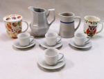 Miscelânea- Duas leiteiras em porcelana branca ( maior 15 cm alt), uma caneca com tampa para chá decorada com folhas ( 11 cm alt), uma caneca de coruja ( 10 cm alt), quatro xícaras para café com pires marcada Kenya. Total 08 peças.