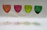 Quatro (04) belíssimas taças em cristal  double , ricamente lapidadas em losangos e palmas, haste e base translúcida. Peças de Cristaleria Européia clássica Bohêmia. Med. 20 cm alt x 7 cm diâmetro.