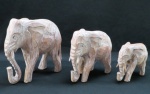 INDONÉSIA-  Escultura representando família de elefante esculpida em madeira nobre patinada. Marcada Med. 23 cm alt, 18 cm alt, 13 cm alt.