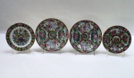 Quatro (04) pratos decorativos em porcelana chinesa decorada com figuras em policromia no estilo família rosa. Medidas dois 18 cm, dois 15 cm.