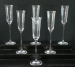 ESLOVAQUIA- Seis (06) flutes em cristal translúcido, base redonda, haste e corpo liso. Made in Eslovaquia, Na caixa original. Medidas 24,5 x 5 cm diâmetro.