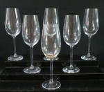 BOHÊMIA- Seis (06) taças para vinho branco em fino cristal da Bohêmia, base redonda, haste lisa, corpo alongado. Na caixa original. Med. 25 cm alt.