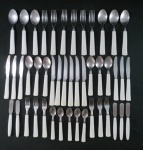 TRAMONTINA- Parte de faqueiro em aço com cabo em material sintético na cor branco, sendo seis garfos de mesa, seis colheres de mesa, seis facas de mesa, seis garfos de sobremesa, seis colheres de sobremesa, seis facas de sobremesa, cinco colheres de chá, cinco espátulas. Total 46 peças.
