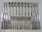 WOLFF ALPACA- Parte de faqueiro decorado com guirlandas composto; seis facas de mesa, quatro facas de sobremesa, dez garfos de mesa,cinco garfos de sobremesa, oito colheres de sopa. Total 33 peças.
